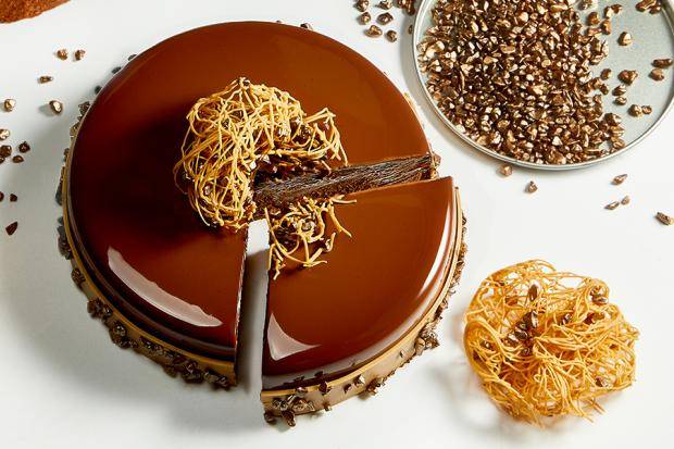 Mona Lisa metallic sprinkles entremet