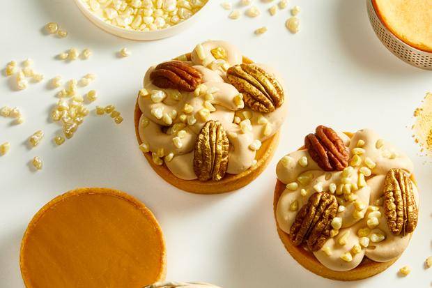 Mona Lisa metallic sprinkles gold tartlet